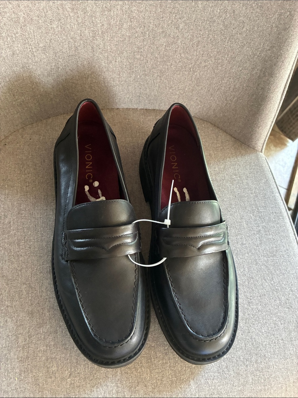 Vionic women’s black loafers (NEW)